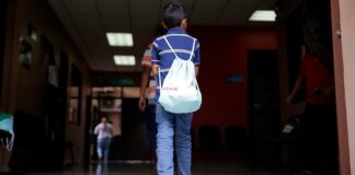 Denuncian que niños migrantes de tres años acuden solos ante jueces migratorios en Arizona