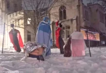 Un pesebre ‘custodiado’ por ICE y con un Niño Jesús esposado desata polémica en Chicago