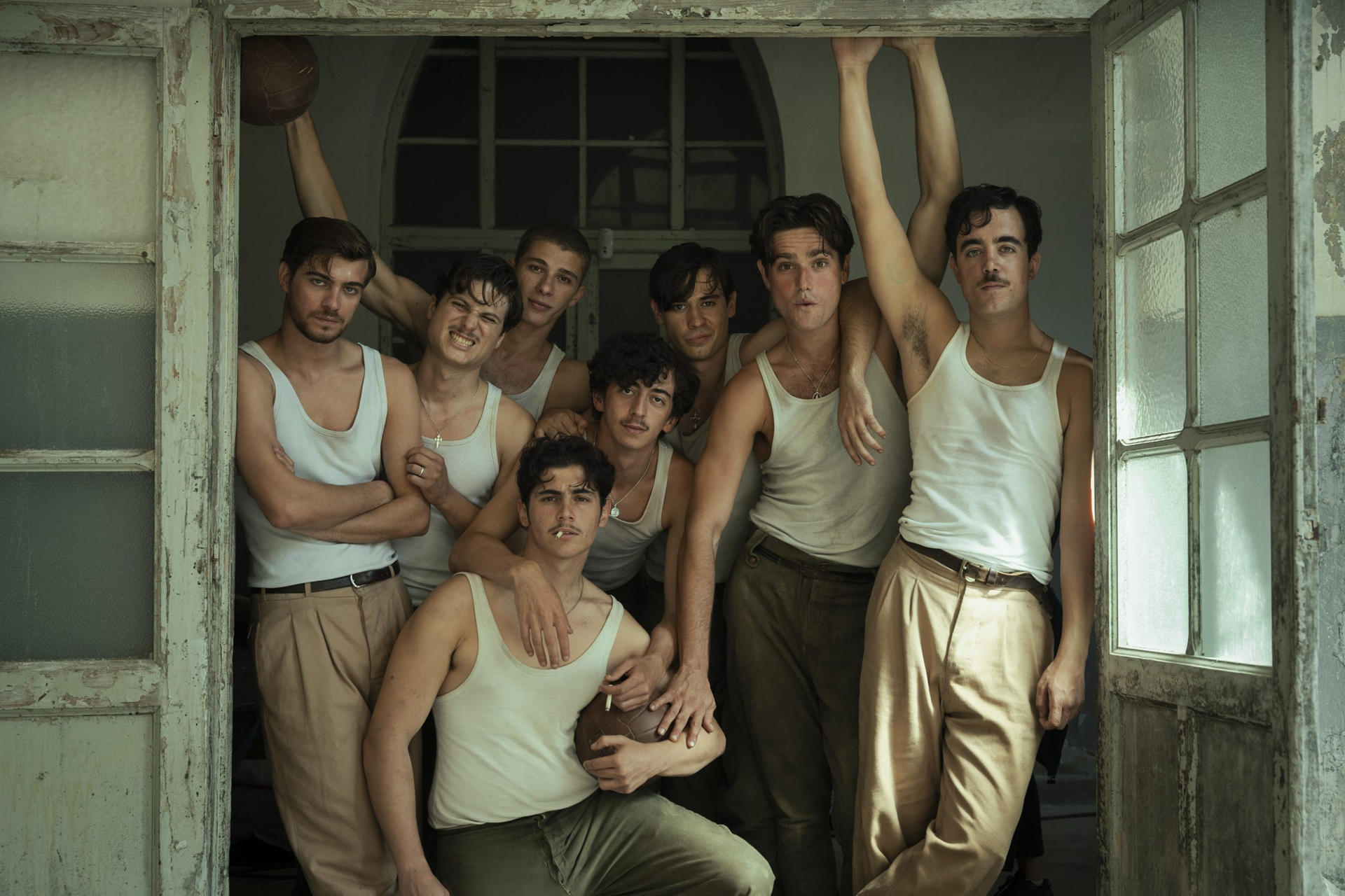 Imagen del rodaje de 'La bola negra'. 'La bola negra' de Javier Calvo y Javier Ambrossi, 2 de octubre: La película recoge el título de una obra teatral de Federico García Lorca que apenas pudo empezar a escribir antes de ser fusilado en 1936, la única obra que se conoce del autor granadino con un personaje abiertamente homosexual. EFE/ Carla Oset / Movistar Plus+ / SOLO USO EDITORIAL/SOLO DISPONIBLE PARA ILUSTRAR LA NOTICIA QUE ACOMPAÑA (CRÉDITO OBLIGATORIO)
