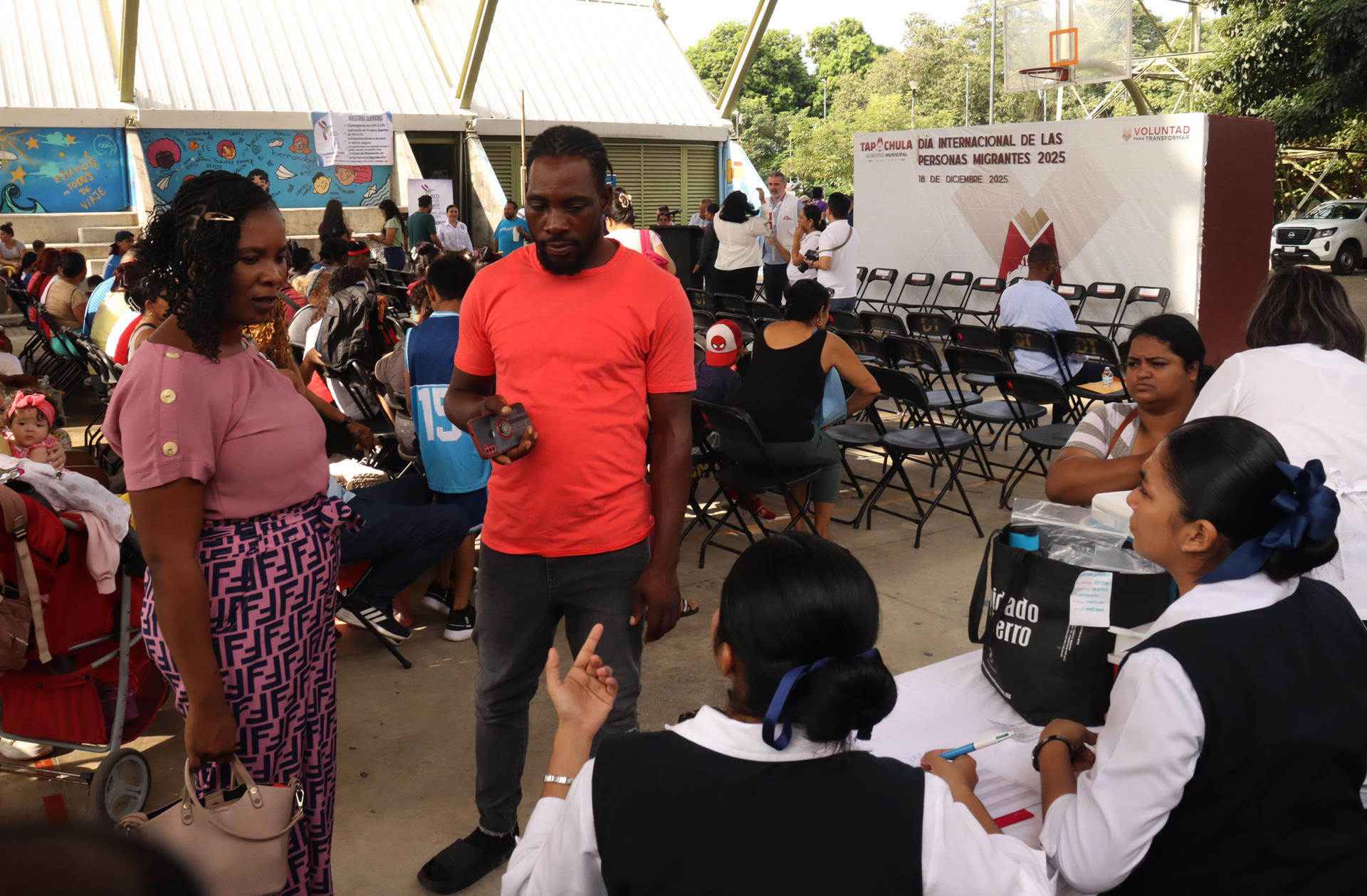 Migrantes reciben atención médica este jueves, en la ciudad de Tapachula (México). EFE/Juan Manuel Blanco