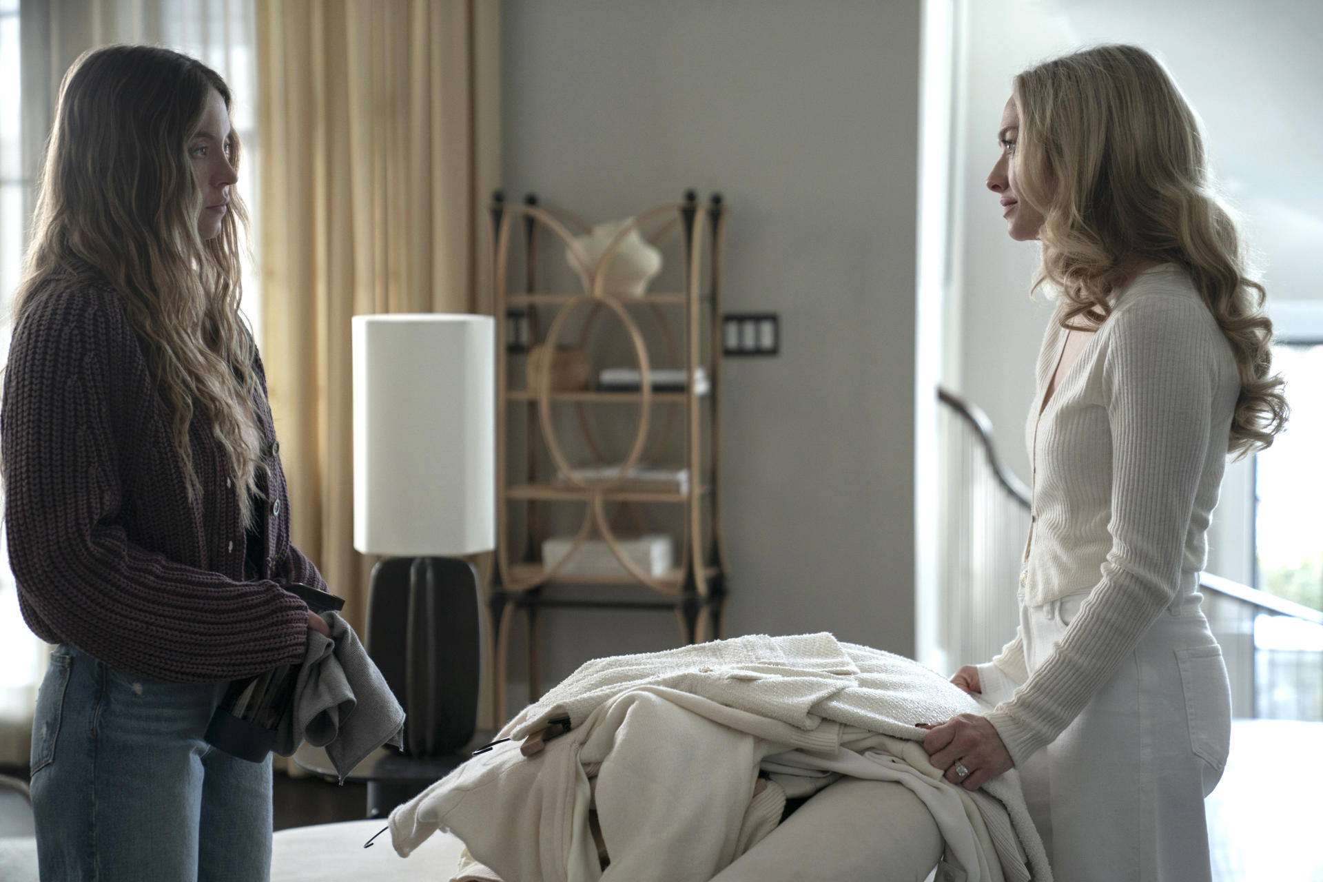 Fotograma cedido por Lionsgate donde aparece Sydney Sweeney (i) como Millie Calloway y Amanda Seyfried (d) como Nina Winchester, durante una escena de la película 'The Housemaid' que se estrena este viernes en las salas de cine. EFE/ Daniel Mcfadden/ Lionsgate /SOLO USO EDITORIAL/ NO VENTAS/ SOLO DISPONIBLE PARA ILUSTRAR LA NOTICIA QUE ACOMPAÑA (CRÉDITO OBLIGATORIO)