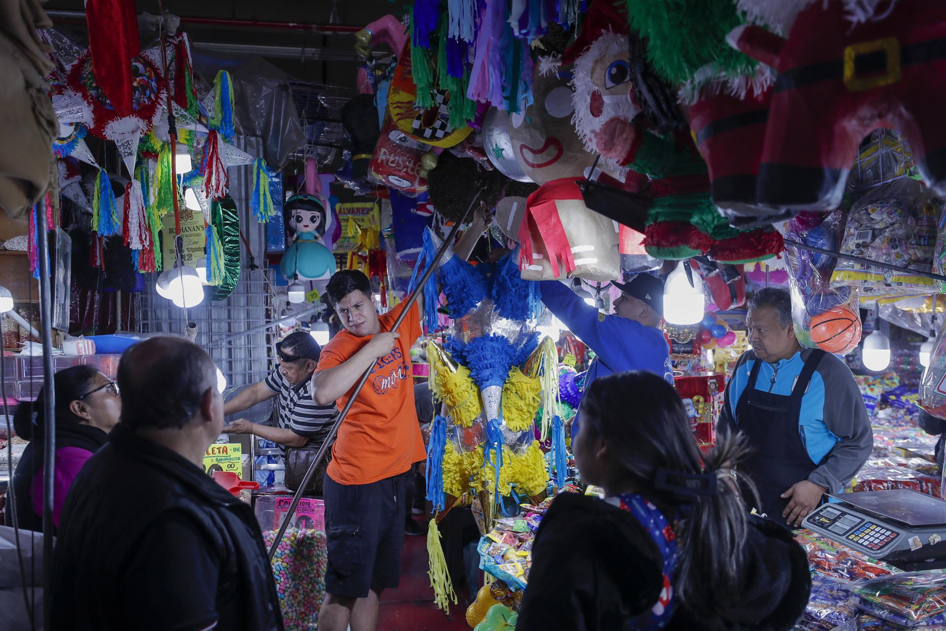 Comerciantes venden las tradicionales piñatas navideñas en el mercado de Sonora, este martes (ayer), en la Ciudad de México (México). EFE/ Isaac Esquivel