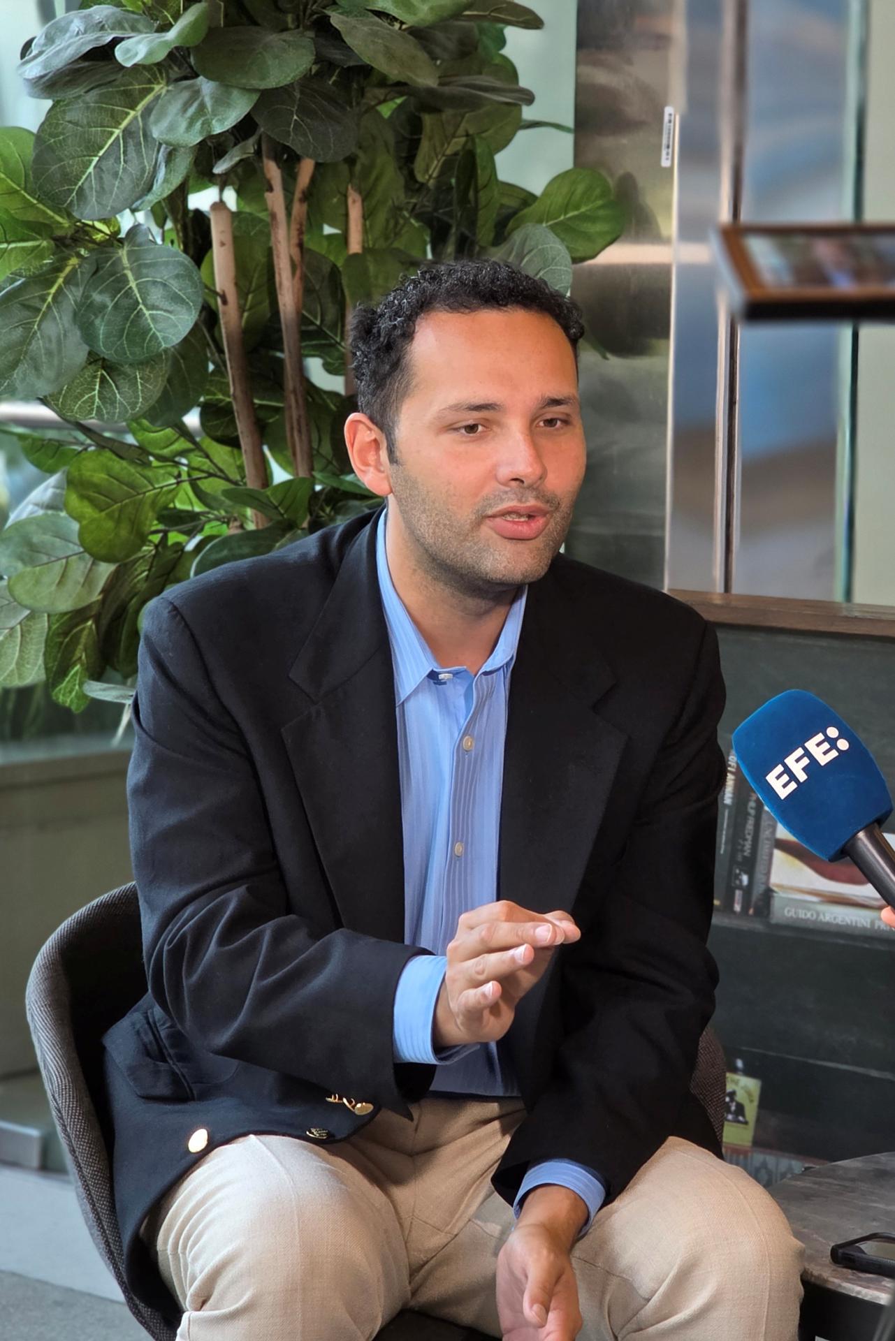 Fotografía del 24 de noviembre de 2025 que muestra al alcalde electo de Hialeah, Bryan Calvo, hablando durante una entrevista a EFE en Miami (EE.UU.). EFE/ Alberto Boal
