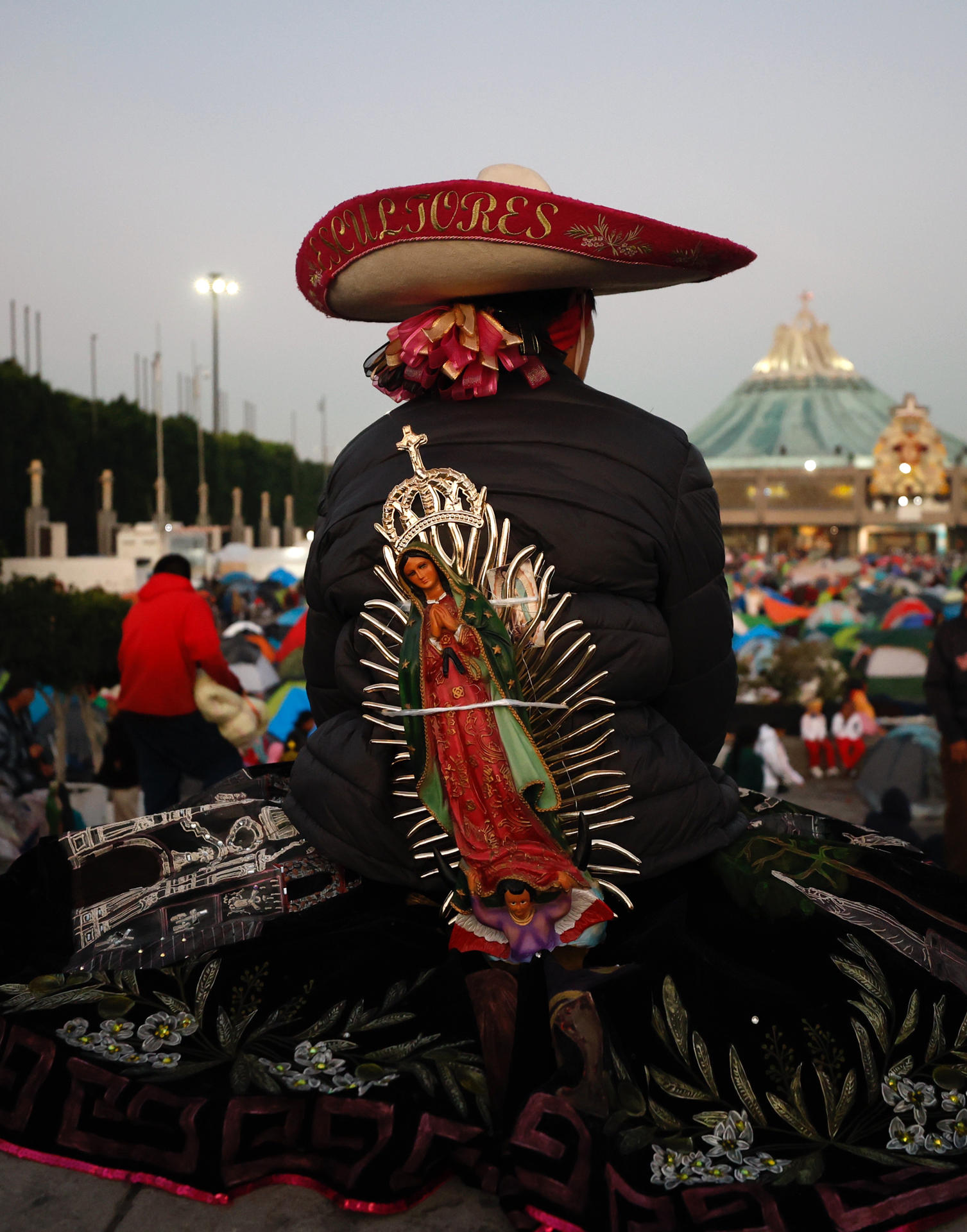 Feligreses mexicanos asisten durante el peregrinaje anual a la Basílica de Guadalupe este viernes, en la Ciudad de México (México). EFE/ Sáshenka Gutiérrez