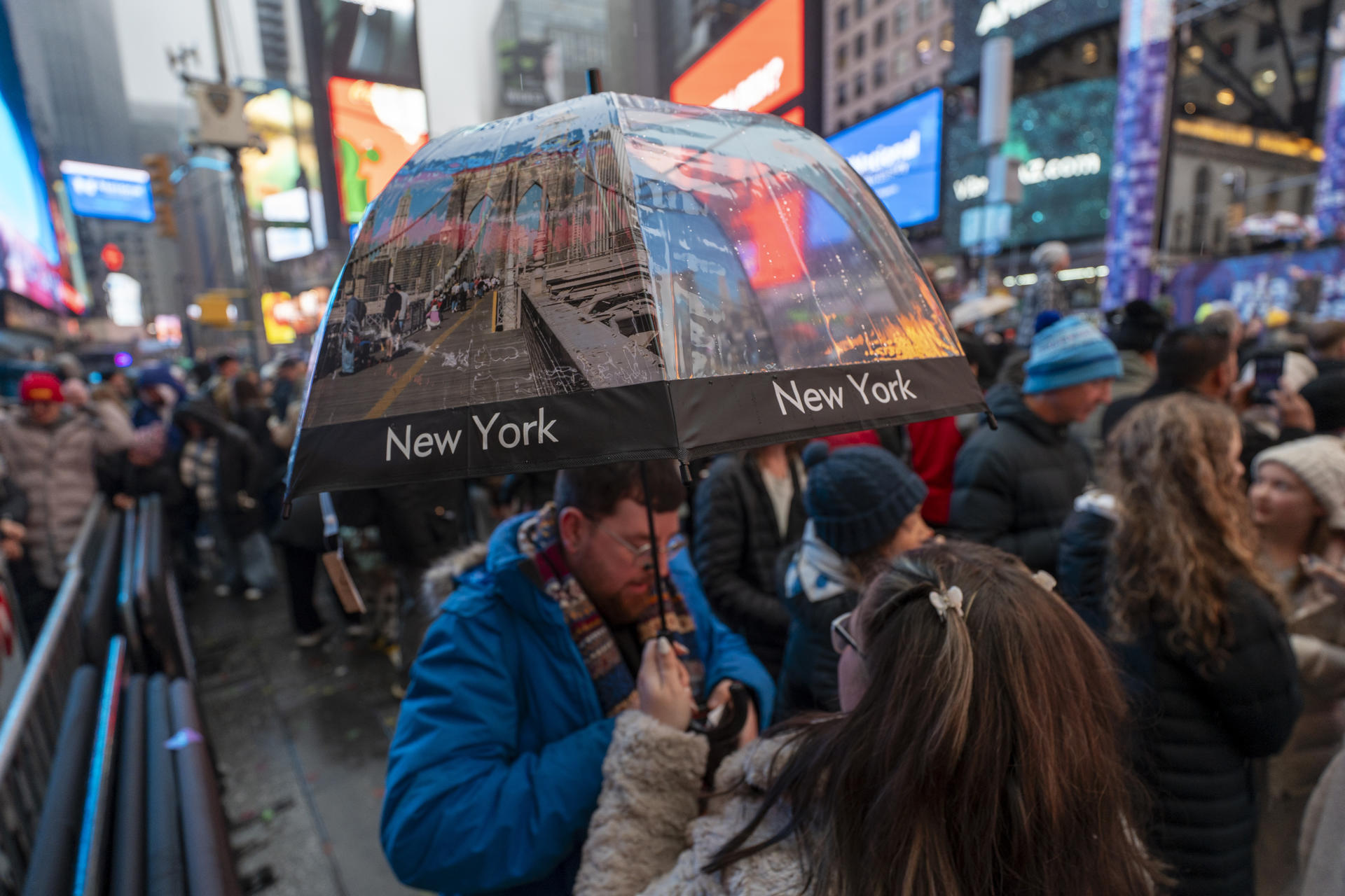 Personas se protegen de la lluvia este lunes, en Time Square, Nueva York (Estados Unidos). EFE/ Angel Colmenares
