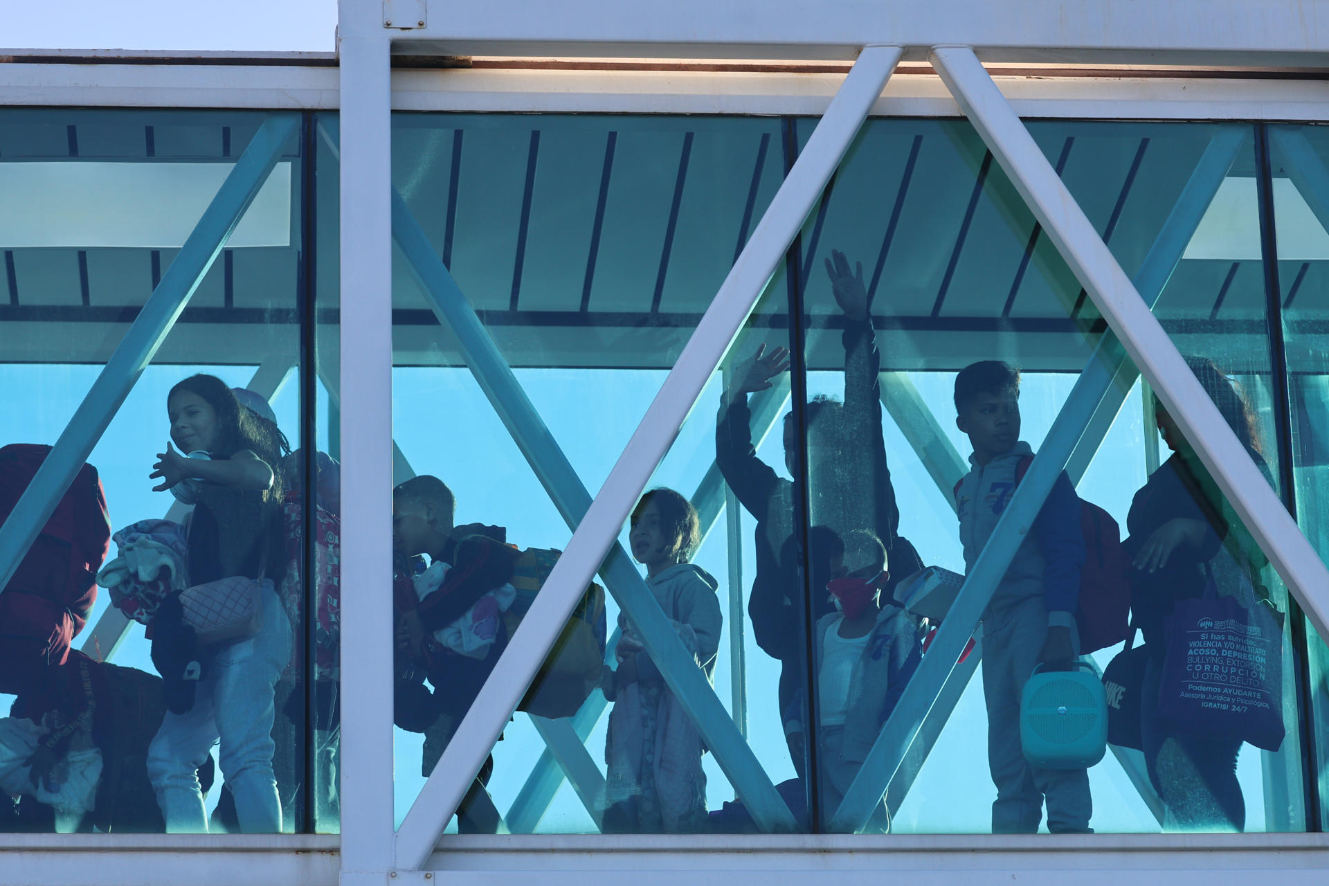 Un grupo de migrantes venezolanos llega al aeropuerto internacional Simón Bolívar este miércoles, en Maiquetia (Venezuela). EFE/ Miguel Gutiérrez
