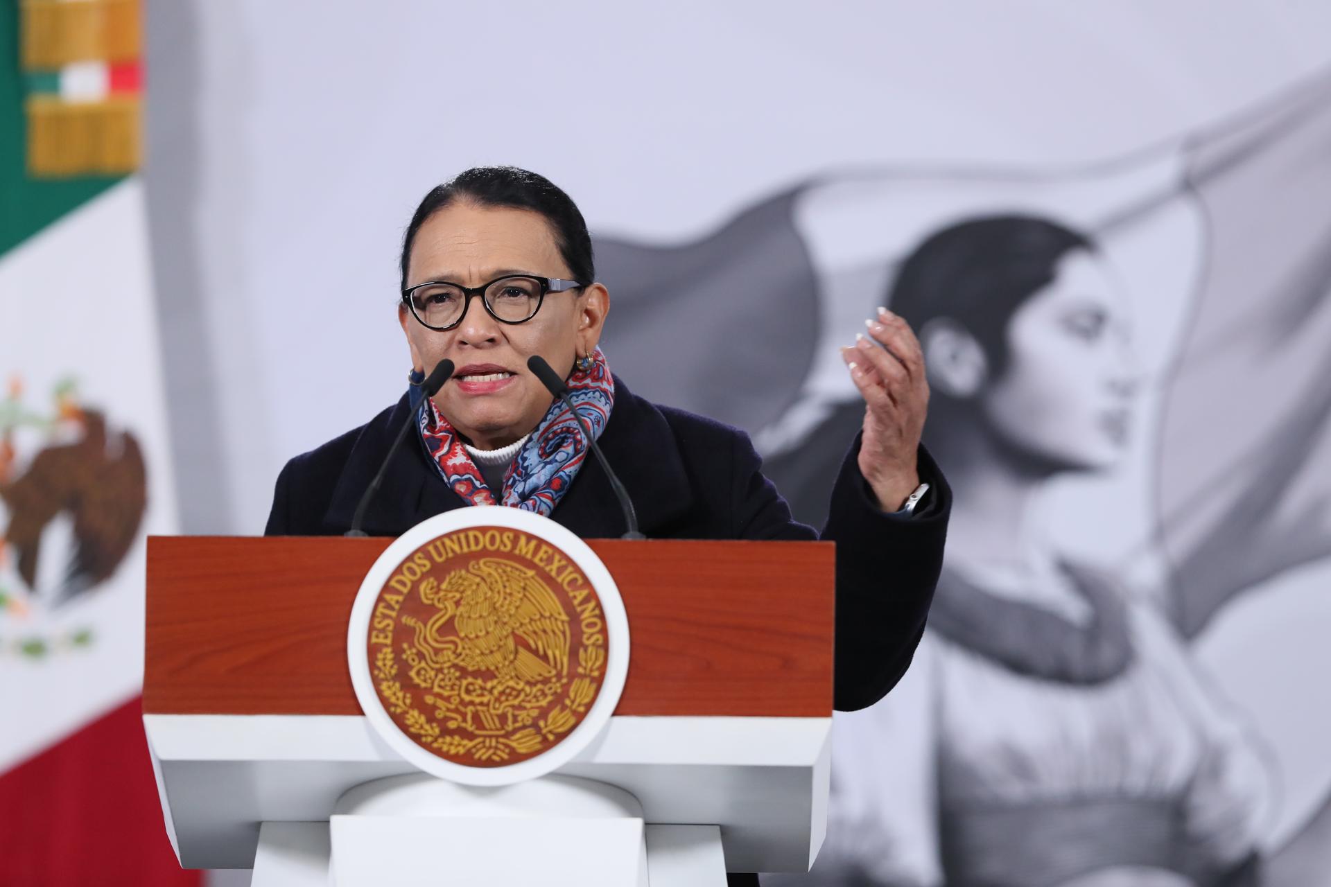 La secretaria de Gobernación, Rosa Icela Rodríguez, habla durante una rueda de prensa en Palacio Nacional de la Ciudad de México (México). EFE/Mario Guzmán
