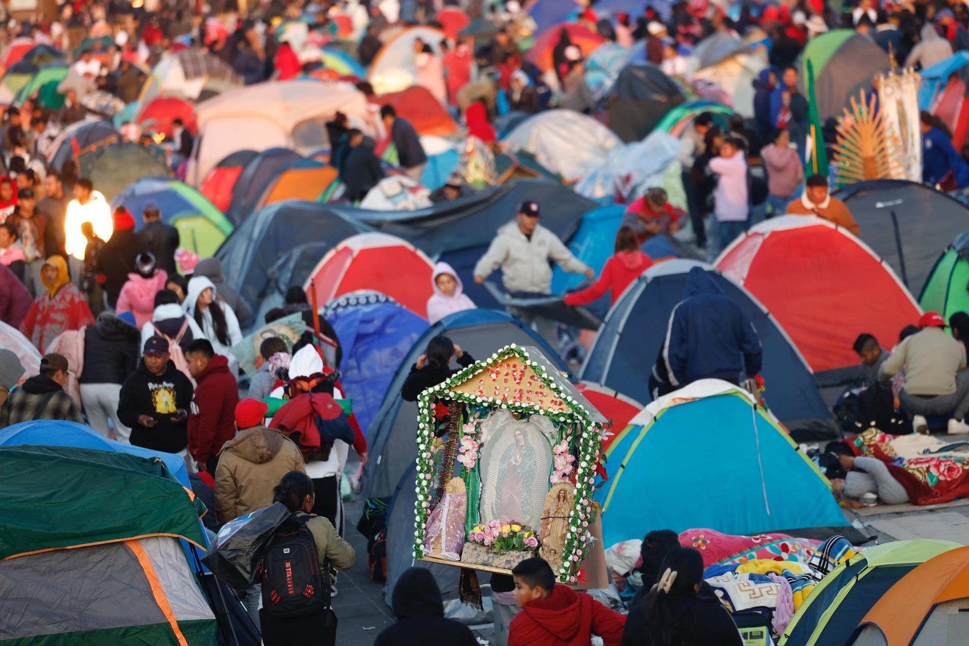 Miles de peregrinos celebran a la Virgen de Guadalupe y asisten este viernes a la Basílica de Guadalupe en Ciudad de México (México). EFE/ Sáshenka Gutiérrez