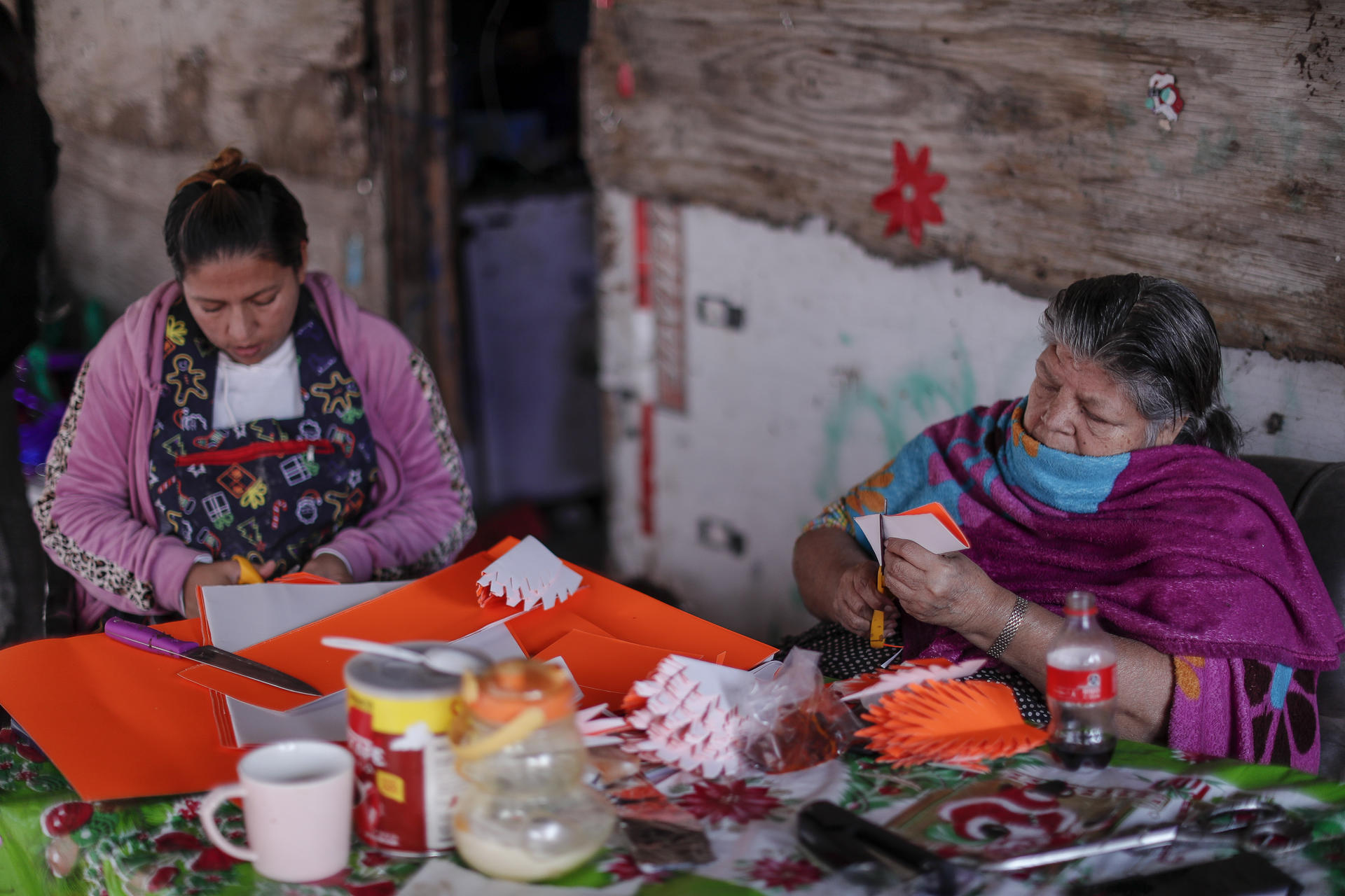 Artesanas mexicanas elaboran las tradicionales piñatas navideñas en el mercado de Sonora, este martes (ayer), en la Ciudad de México (México). EFE/ Isaac Esquivel