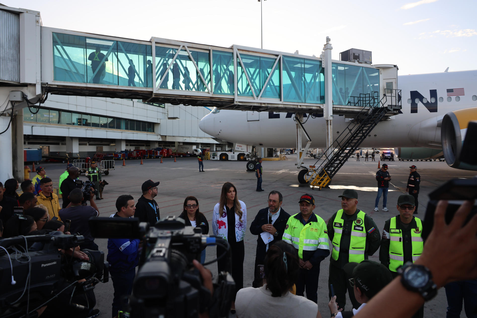 El canciller de Venezuela, Yván Gil (c), habla junto a la presidenta de la Gran Misión Vuelta a la Patria, Camilla Fabri Saab (c-i), en el Aeropuerto Internacional Simón Bolívar este miércoles, en Maiquetía (Venezuela). EFE/ Miguel Gutiérrez
