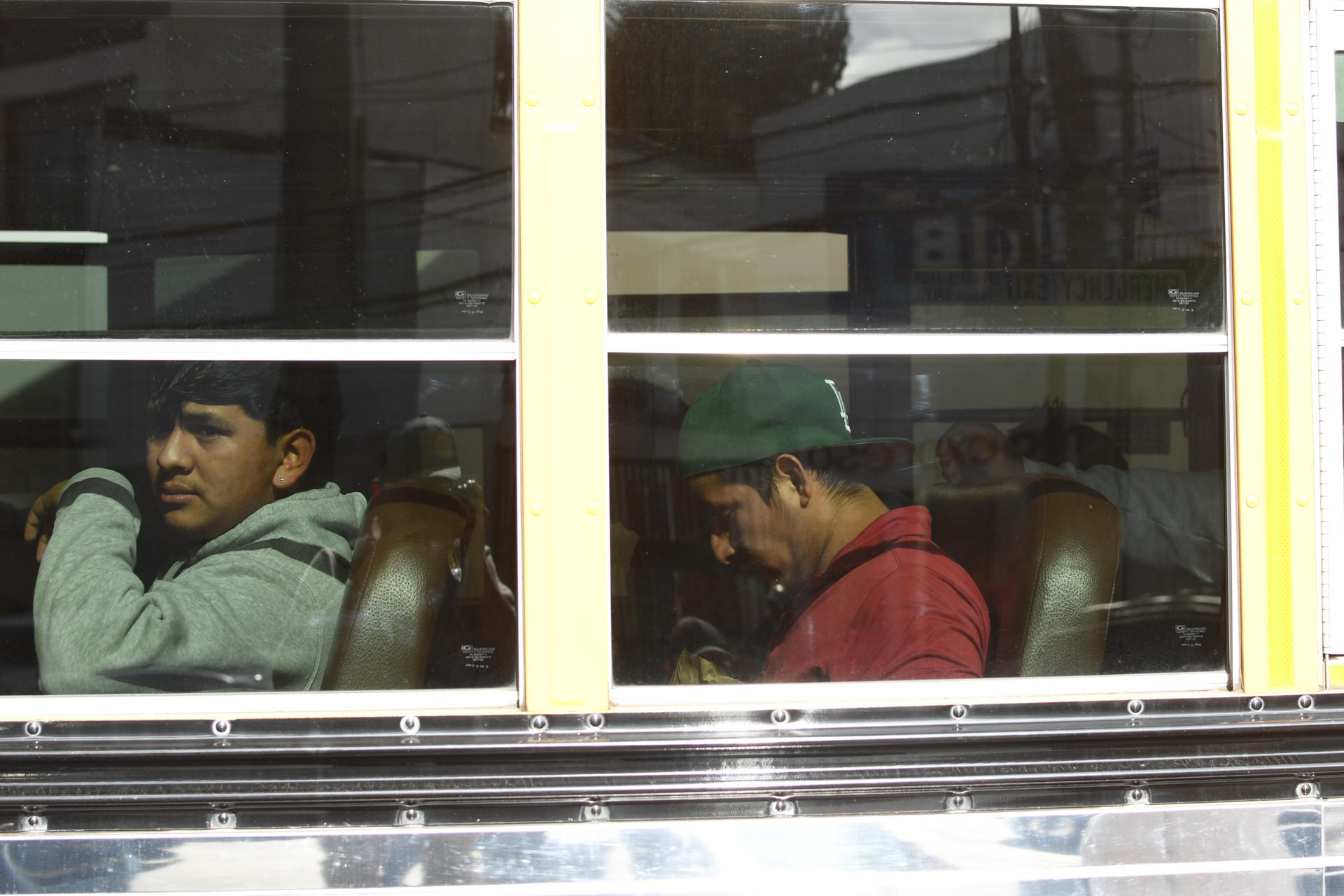 Personas abordan un bus luego de la llegada del último vuelo de ciudadanos deportados procedentes de Estados Unidos este martes, en la base de la Fuerza Aérea Guatemalteca (FAG) en Ciudad de Guatemala (Guatemala). EFE/ Alex Cruz
