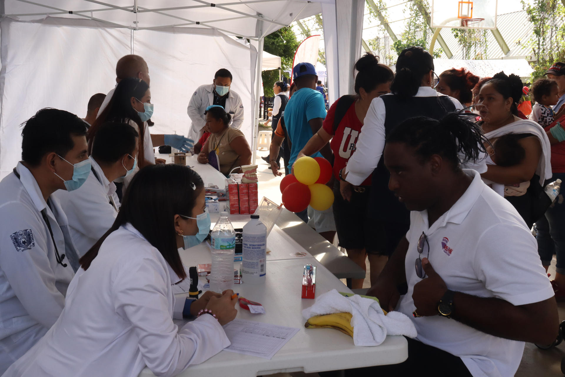Migrantes reciben atención médica este jueves, en la ciudad de Tapachula (México). EFE/Juan Manuel Blanco