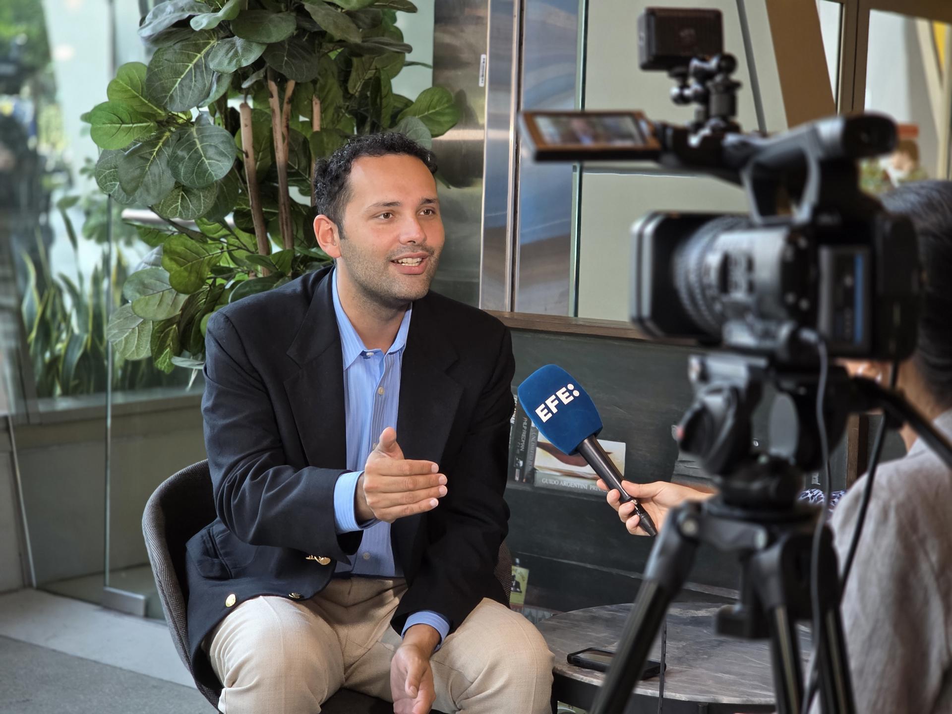 Fotografía del 24 de noviembre de 2025 que muestra al alcalde electo de Hialeah, Bryan Calvo, hablando durante una entrevista a EFE en Miami (EE.UU.). EFE. EFE/ Alberto Boal

