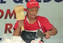 Glenda, farmaceuta hondureña que vende pollos, no votó porque candidatos le desagradaron