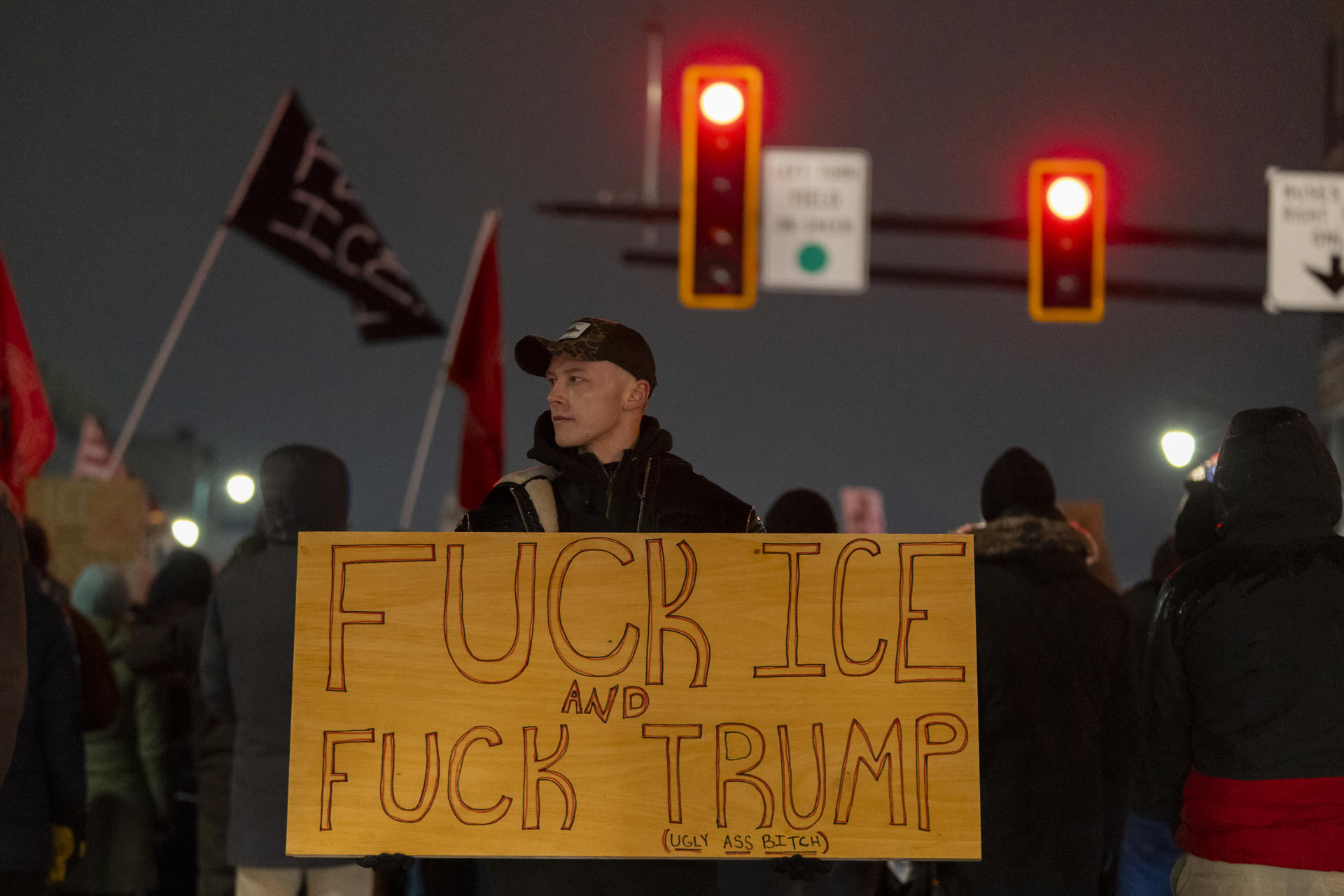 Una persona sostiene un cartel durante una manifestación en rechazo a los operativos del Servicio de Inmigración y Control de Aduanas (ICE) este jueves, en Minneápolis (Estados Unidos). EFE/ Angel Colmenares
