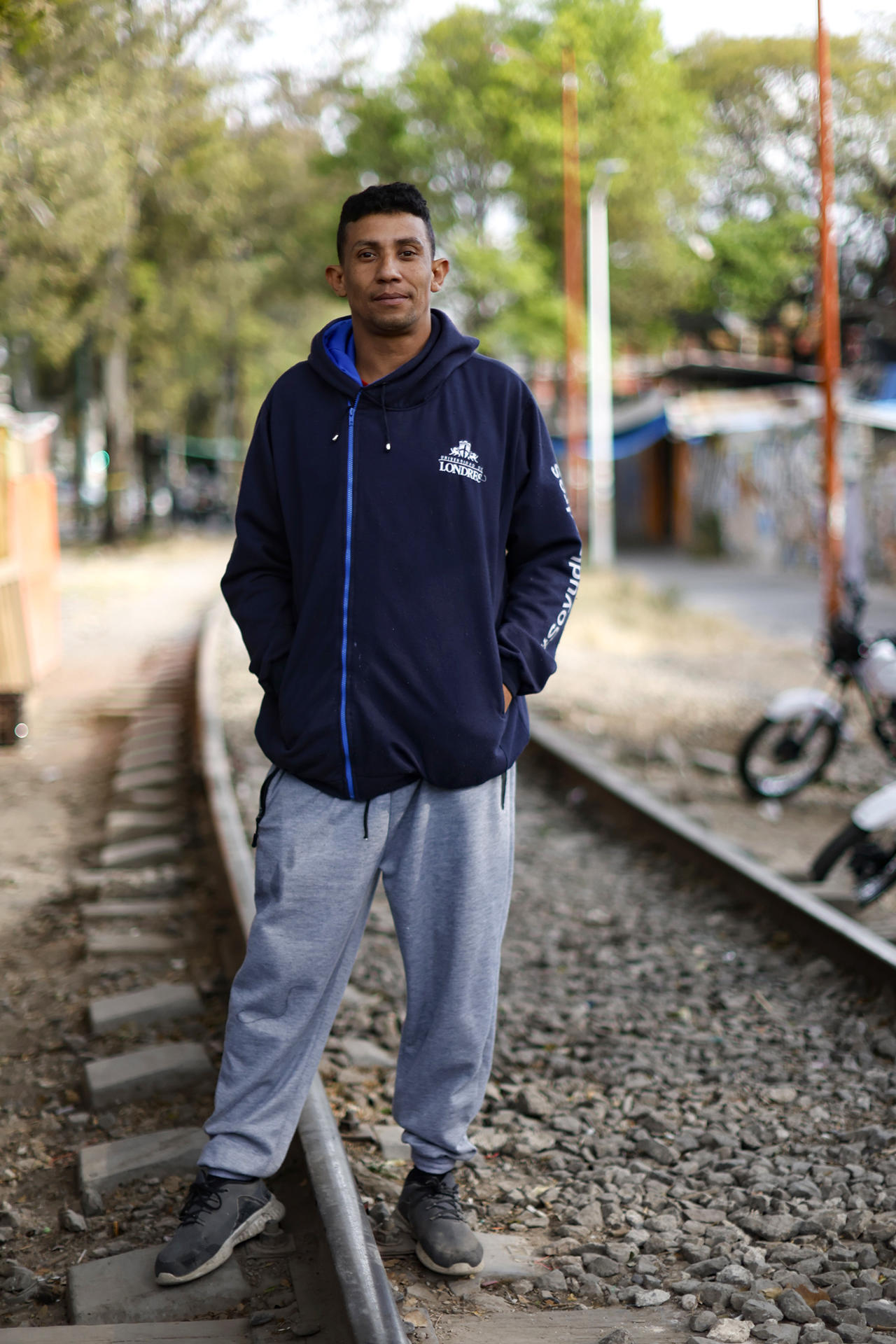 Eduardo, migrante venezolano, posa durante una entrevista con EFE este viernes, en Ciudad de México (México). EFE/ Sáshenka Gutiérrez
